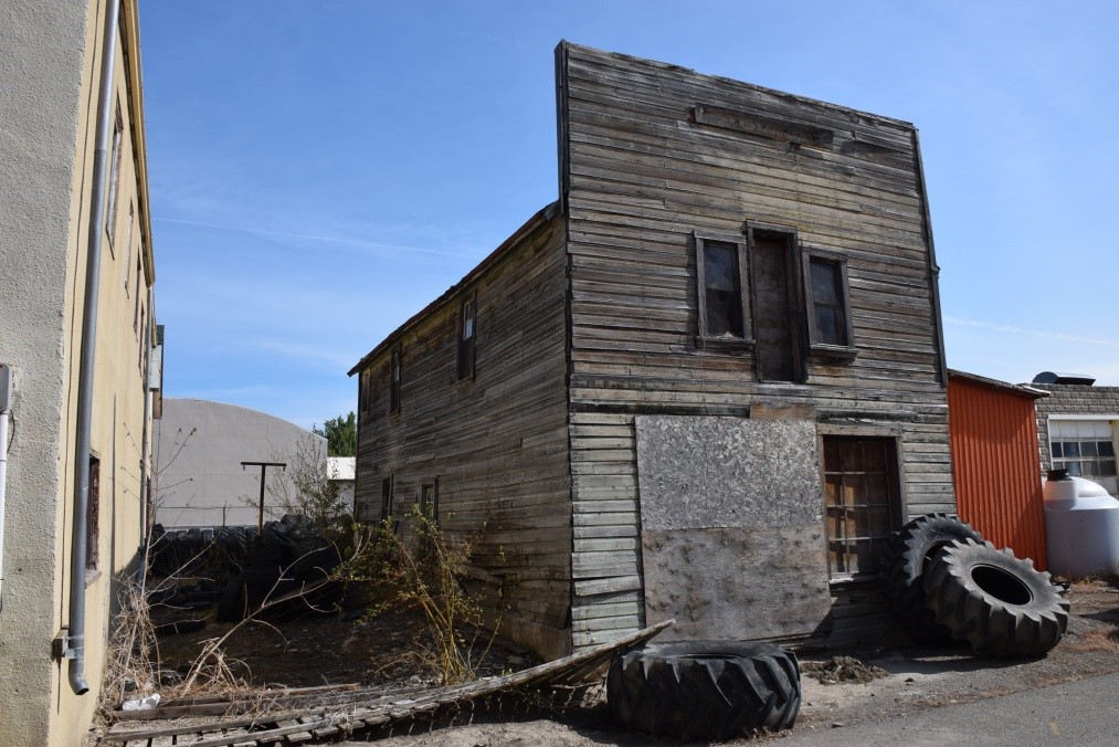 Front and side view of the Quon Sang Lung Laundry Building, 2016, prior to demolition.