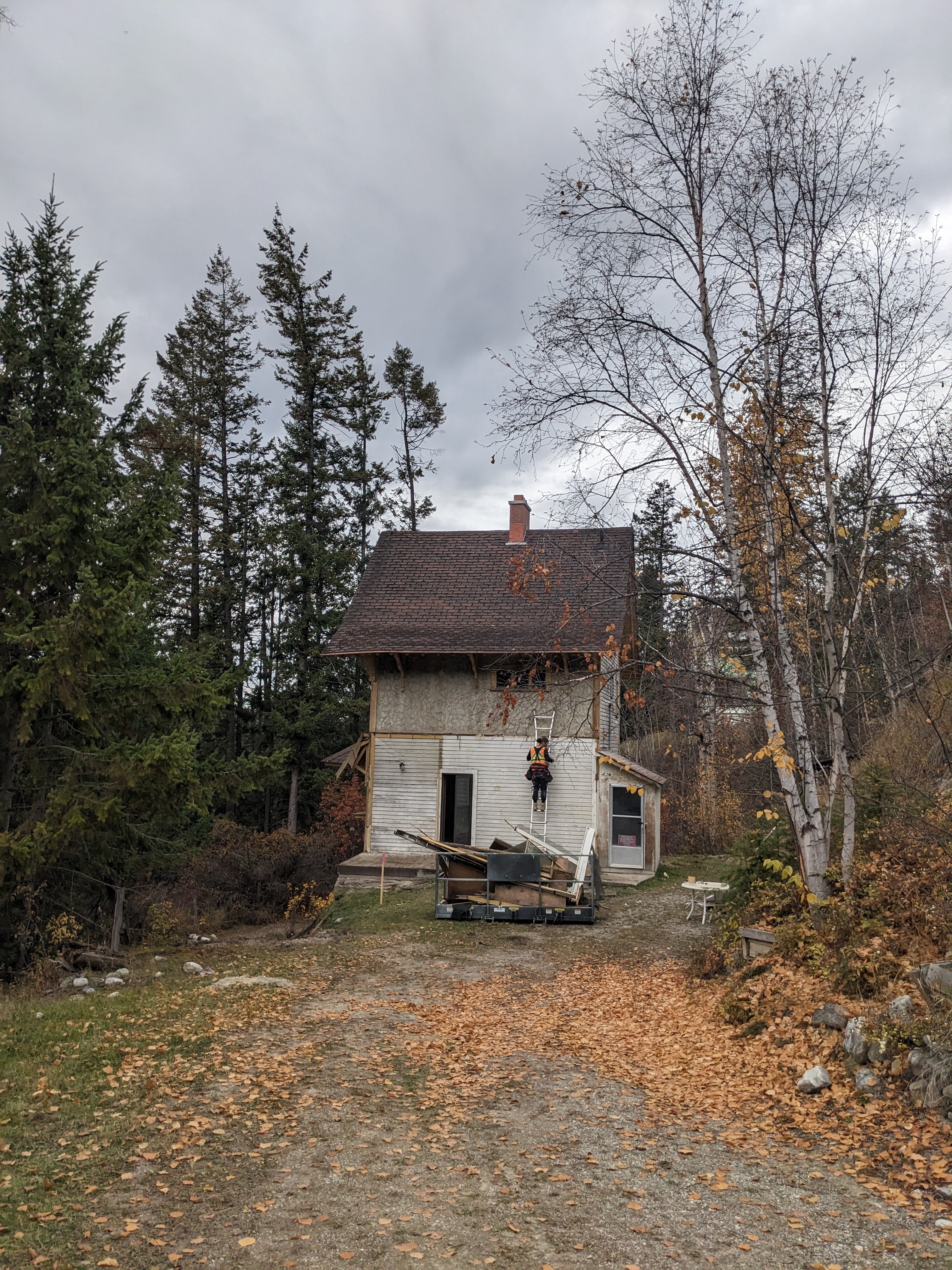 View of the Christian Haesler chalet from the driveway, during documentation and renovations, October 2023. From Capture2Preserv project.