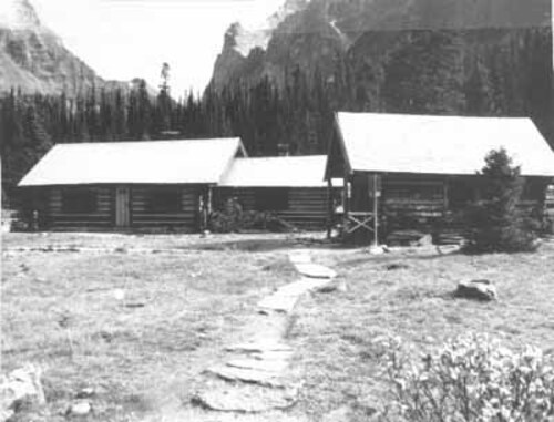 Elizabeth Parker Hut (left) and Wiwaxy Lodge (right) in 1987. Photo from Public Works Canada / Ministère des Travaux publics, A. Powter, 1987, Canada's Historic Places.